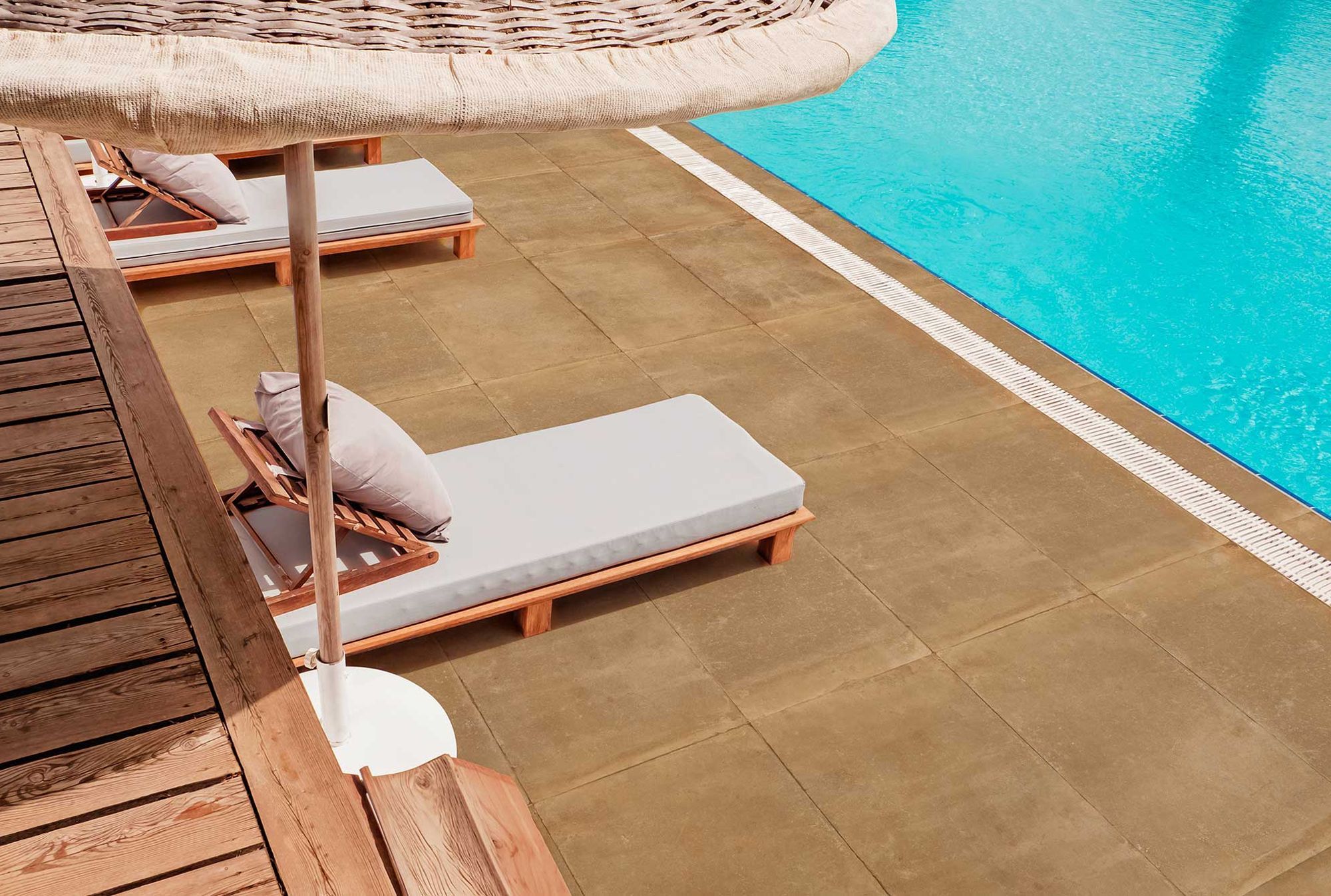Exterior de piscina con estilo Barro con l colección Zest de Aparici Exterior de piscina con estilo Barro con l colección Zest de Aparici